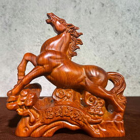【ポイント10倍】黒檀 彫刻 馬の置物 馬像 2026年 午年 干支 風水アイテム 風水グッズ インテリア 縁起物 木製の馬 工芸品 長さ15cm/20cm/28cm オフィス装飾 高級感 木製工芸品 玄関飾り 事務室 書斎 新年 春節 プレゼントに最適 馬年のギフト 贈り物用ボックス付き