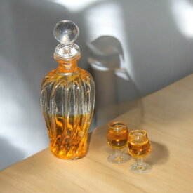 90000328（1セットボルト+グラス2）ミニチュア酒ボトル+グラス2点 - ドールハウスのバーアイテム　おしゃれなドールハウス小物！ミニチュア酒ボトル＆グラスセット　バー風ドールハウスにぴったり！ミニチュア酒ボトル+グラス2点