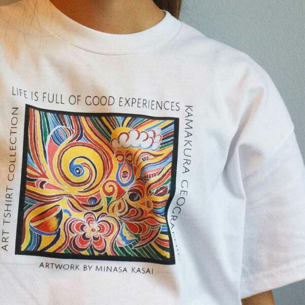 とーってもお洒落！ 【鎌倉Tシャツ アートT / Life is full of good Experience】AustraliaデザイナーのTシャツ アートTシャツ 洗濯しても色落ちしません 着やすい 大人のTシャツ ギフトに最適　鎌倉 湘南 江の島  アーティストシリーズ 半袖Tシャツ コットンシャツ