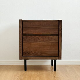 【本日迄】7%値引クーポン！ 就寝中にスマホ充電！ コンセント付き サイドチェスト 幅 44 cm 高さ 53.5 cm サイドテーブル ナイトテーブル オーク ウォールナット ナチュラル シンプル 北欧 完成品 コンセント 収納 テーブル 引き出し 脚付き おしゃれ