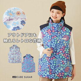 【30%OFF】ベスト / 公式 CUBE SUGAR 総柄 中綿 スタンドカラー ベスト (2色): レディース アウター ハイネック 前開き ポケット 花柄 派手 アウトドア レジャー キャンプ カジュアル アメカジ 秋冬 キューブシュガー