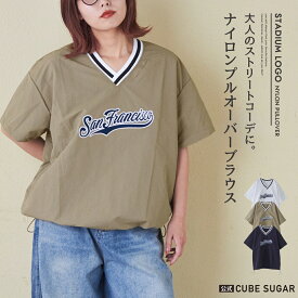 【30%OFF】ナイロントップス / WEB限定 evo. (エボ) スタジアムロゴ刺繍 ラインリブ 裾ドロスト Vネック ナイロン プルオーバー (3色): レディース アメカジ トップス ブラウス ライン 半袖 カジュアル スポーティ ユニフォーム