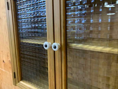 キャビネットシェルフペグ付き50×17×47cmアンティークブラウンチェッカーガラス木製ひのきハンドメイドオーダーメイド