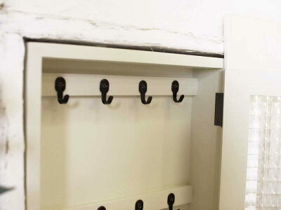 キーボックスアンティークホワイト25×6×30cmチェッカーガラス内蝶番パンプキンノブ黒フックニッチ用木製ひのきハンドメイドオーダーメイド