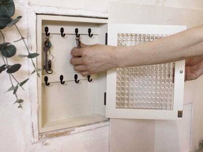 キーボックスアンティークホワイト25×6×30cmチェッカーガラス内蝶番パンプキンノブ黒フックニッチ用木製ひのきハンドメイドオーダーメイド