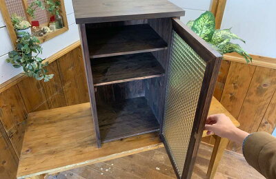 キャビネットダーブラウンw40d35h67cmチェッカーガラス扉上段可動棚真鍮取手チェスト木製ひのきハンドメイドオーダーメイド