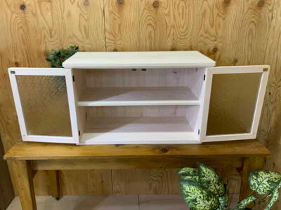 吊り戸棚ホワイトステイン64×30×40cmフローラガラス扉パンプキンノブ壁掛けキャビネット木製ひのきハンドメイドオーダーメイド