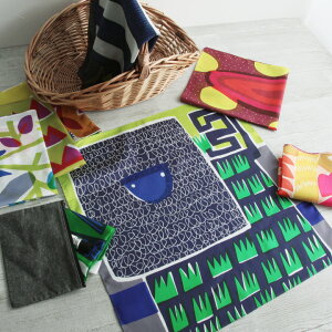 シンプルなコーディネートのポイントになる素敵なスカーフを教えて