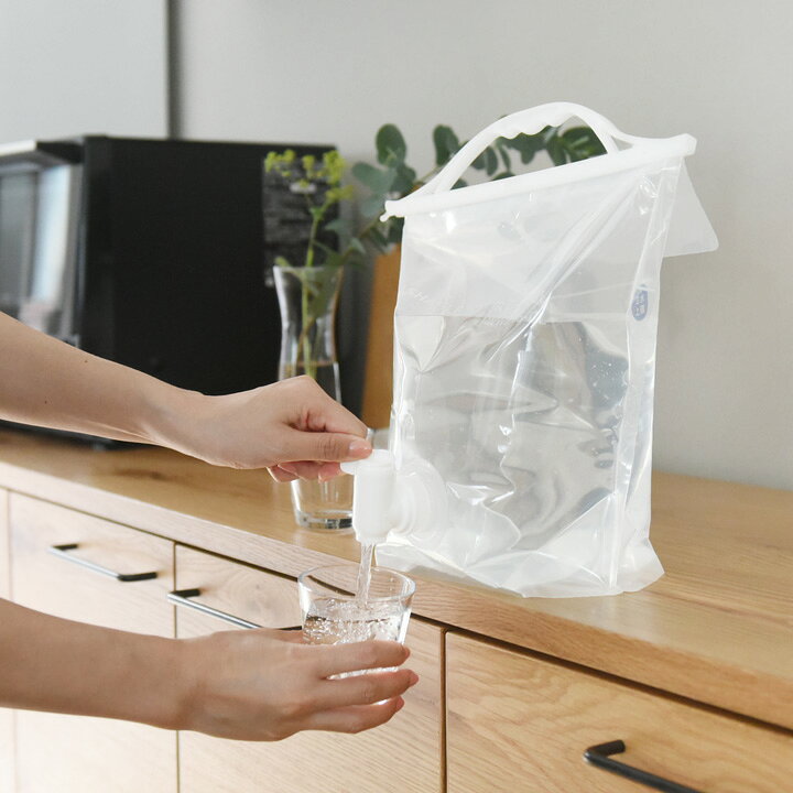 ウォータータンク 折りたたみ 蛇口付き ウォータージャグ 給水袋 防災 防災グッズ 防災用品 アウトドア 小さくたためる ウォッシャブル  ウォーターバッグ 5L／岩谷マテリアル | アンジェ（インテリア雑貨） ThriVing 非常用給水バッグ 水袋 給水袋 給水タンク ウォーター ...