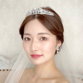 【ダイヤ調ジルコンの輝き】【雪の結晶の様なデザイン】ティアラ ウエデイング　ジルコニアティアラ　結婚式 ウエディングパール 海外挙式 パーティー ブライダル tiara　ティアラ　　ウエディング ティアラ ST04