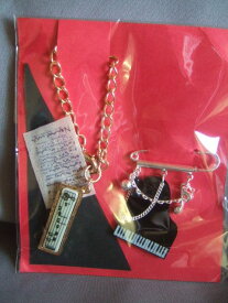 音楽　ピアノモチーフ　グランドピアノ　ブローチとバッグチャーム　ゴールド　セール