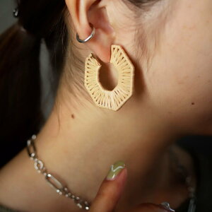 アクセ送料無料 ピアス アクセサリー 金属アレルギー対応 ニッケルフリー 真鍮 フープ ナチュラル 藁 変形 ベージュ ニュアンス ヴィンテージ デザイン モダン シック カジュアル 大人 レデ