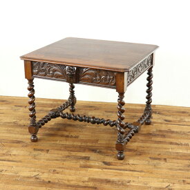 アンティーク　デスク　味わい深い雰囲気　素晴らしい彫刻　ワークテーブル　机　ツイストレッグ　イギリスアンティーク家具　59060
