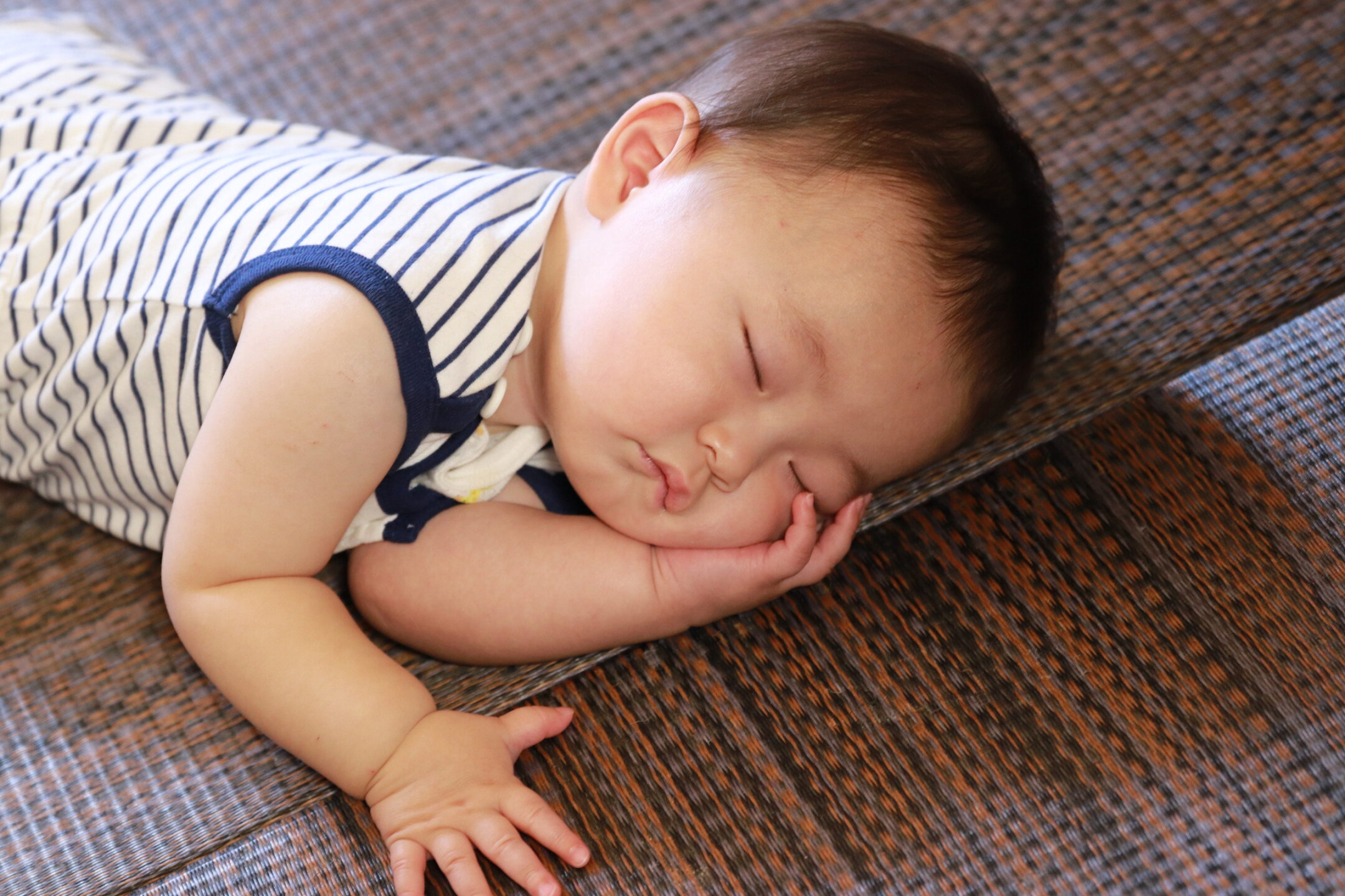 赤ちゃんが寝転ぶ畳