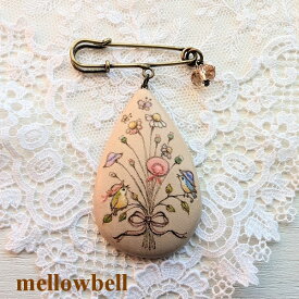 《メール便OK》【mellowbell　65】小鳥とデイジーの帽子/ドロップ型 木製 焼絵のブローチ【RCP】【小鳥 ウッドバーニング アクセサリー ハンドメイド 日本製】