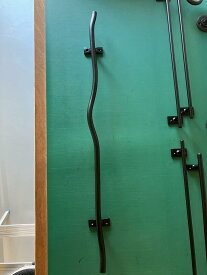 【特売品！1本のみ!】魔法の杖のようなオリジナルアイアン手すり　太芯タイプ19ミリ　全長約980mm　つや消し黒空いた時間で作りましたので通常よりお安く提供します◆縦横自由にお使いください送料は本州で2200円です※室内使用限定※返品交換不可