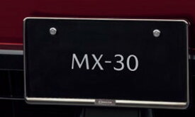 純正アクセサリー　マツダ　MX-30　DR　R2.10～　ナンバープレートホルダー　フロント・リア共用タイプ　ダーククローム　1枚　C908V4021