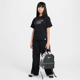 ナイキ キッズ リュック かばん NIKE YTH BRSLA JDI ミニ バックパック-AOP SP25 子ども用 ジュニア 総柄 デイパック 鞄 スポーツ カジュアルバッグ 子ども キッズリュック 通学 遠足 おでかけ かわいい 男の子 女の子 こども かばん ブランド アパレル/HM5547-070