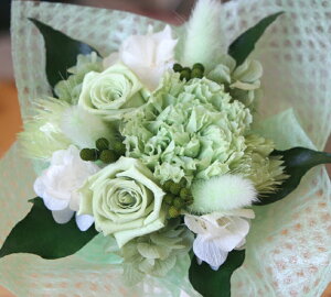 "on the Green hill"(オン・ザ・グリーンヒル)バラとカーネーションのプリザーブドフラワーブーケ 【母の日・ホワイトデー・結婚・誕生日・合格・卒業・退職・入学・就職・お祝い・お礼】