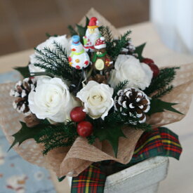 【送料込】プリザーブドフラワーの白いバラとクリスマスキャラクターがコラボしたクリスマスブーケ