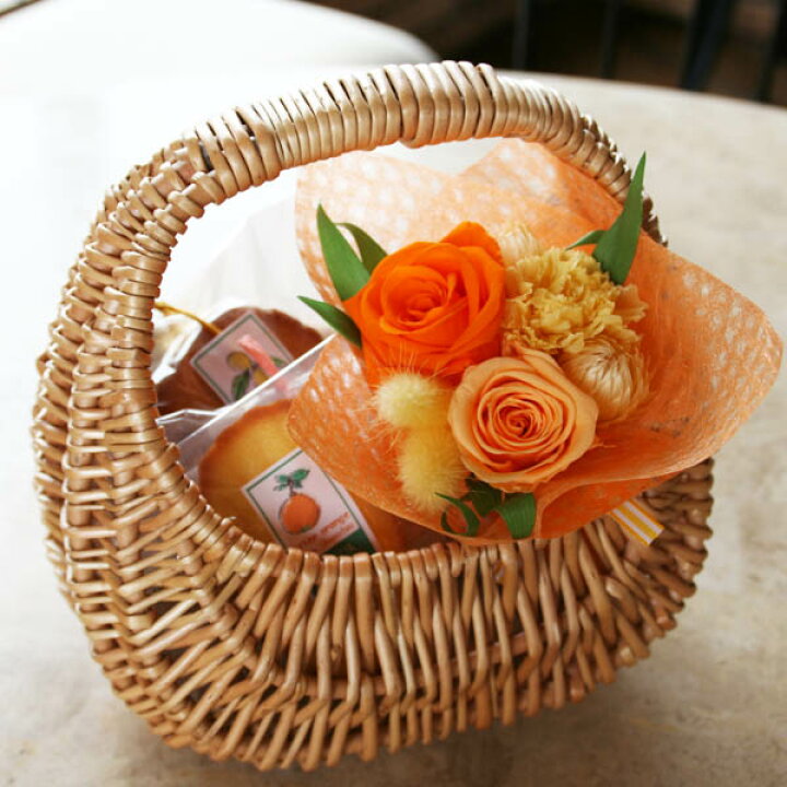 楽天市場 送料込 ピクニック プリザーブドフラワーのミニブーケ 和歌山産フルーツの焼き菓子5個in手提げバスケット オレンジ プチギフト プレゼント お祝い お礼 花とスイーツギフト 母の日に Arancia Mica Male