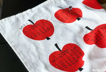 Finlayson(フィンレイソン)キッチンタオルOMPPUインポートデザイン2021年カレンダーデザインおしゃれな北欧デザイン雑貨りんごデザイン50x70cmキッチン雑貨プレゼントギフト北欧インテリアタペストリー【メール便】