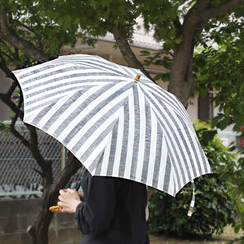 天然素材を使ったメイドインジャパンのナチュラルな日傘。木目のきれいなバンブーの丸い手元は手に良く馴染み、手首に引っ掛けて持ち運びも可能です。 【SUR MER 日傘 リネンリゾートストライプ 太ストライプ 長傘/折りたたみ傘】シュールメール ファッション 傘 かさ カサ 折り畳み 紫外線防止加工 縞■ 送料無料