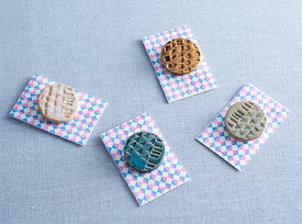まるさんかくしかくブローチ　アクセサリー　○△□アクセサリー　陶器アクセサリー　陶器ブローチ　さかえegaoプロジェクト　陶器　ブローチ　浅藤　コバルトブルー　栗毛　空色　カイフチ エリさん　高橋寛行さん　ギフト