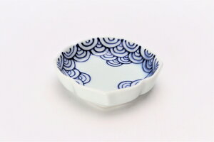 【有田焼 丸兄商社オリジナル 渕青海波 桔梗渕小皿】有田焼 磁器 変形皿 小皿 手塩皿 おてしょ皿 青 手書き しょうゆ皿 薬味皿 珍味皿 豆皿 おしゃれ 和食器 ギフト 引き出物 内祝い プ