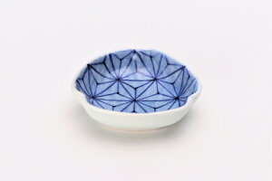【有田焼 丸兄商社オリジナル 麻の葉濃 三角隅入小皿】有田焼 磁器 変形皿 小皿 手塩皿 おてしょ皿 青 手書き しょうゆ皿 薬味皿 珍味皿 豆皿 おしゃれ 和食器 ギフト 引き出物 内祝い