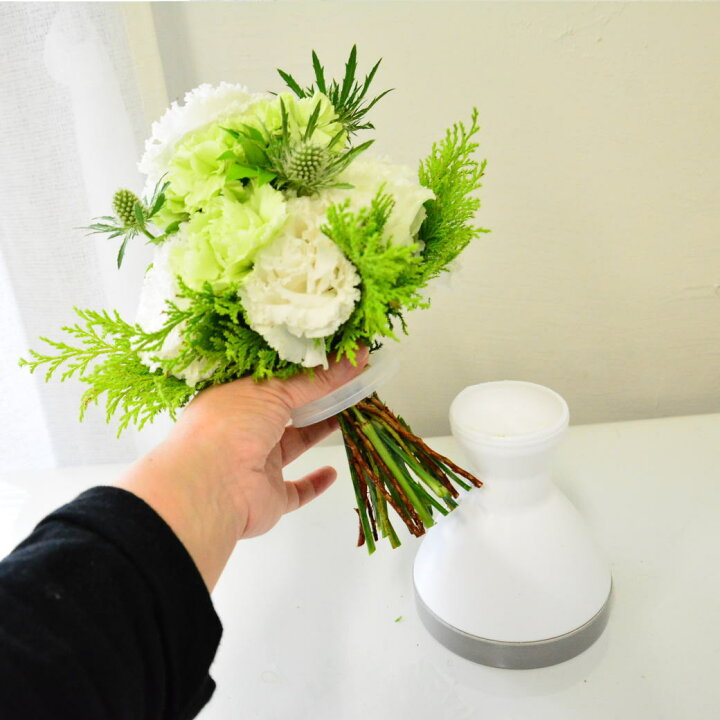 楽天市場 あす楽 花 花束 切花 お供 送料無料 ラッピングのまま飾れる花束 スタンディングブーケ お供え 空の お供え花 生花 お彼岸 お悔み 白い花 土日発送 B S Ng ブーケ 花とギフトの店 Arne