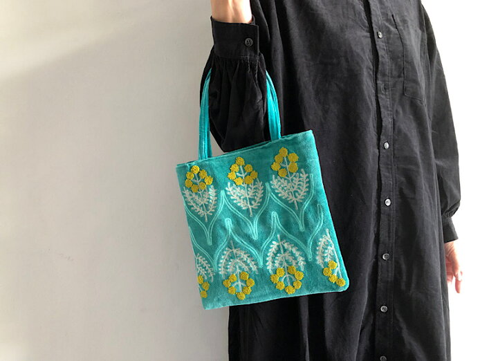 楽天市場 コットンベロア刺繍フラットバッグ ベロア生地に 美しい 刺繍が施された 小ぶりな 手提げかばん ナチュラルな雰囲気にもぴったり 大人可愛い 小さめの 手提げ ビロード ターコイズ ネイビー 手刺繍 青 緑 コンパクト収納 エコバッグ 母の日 メール便で送料無料 楽天市場 コットンベロア刺繍フラットバッグ ベロア生地に 美しい 刺繍が施された 小ぶりな 手提げかばん ナチュラルな雰囲気にもぴったり 大人可愛い 小さめの 手提げ ビロード ターコイズ ネイビー 手刺繍 青 緑 コンパクト収納 エコバッグ 母の日 メール便で送料無料