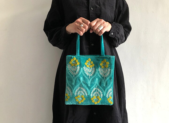 楽天市場 コットンベロア刺繍フラットバッグ ベロア生地に 美しい 刺繍が施された 小ぶりな 手提げかばん ナチュラルな雰囲気にもぴったり 大人可愛い 小さめの 手提げ ビロード ターコイズ ネイビー 手刺繍 青 緑 コンパクト収納 エコバッグ 母の日 メール便で送料無料 楽天市場 コットンベロア刺繍フラットバッグ ベロア生地に 美しい 刺繍が施された 小ぶりな 手提げかばん ナチュラルな雰囲気にもぴったり 大人可愛い 小さめの 手提げ ビロード ターコイズ ネイビー 手刺繍 青 緑 コンパクト収納 エコバッグ 母の日 メール便で送料無料