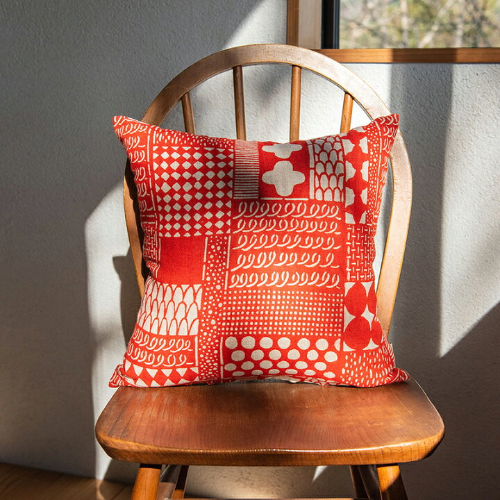 楽天市場 よつめ染布舎 クッションカバー 花柄 綿100 クッション カバー 座布団 花 バラ 薔薇 型染め コットン 芸術 アート インテリア ダイニング リビング カフェ 赤 レッド 黄色 イエロー 黒 ブラック ベージュ ブラウン 和風 和モダン 北欧 おしゃれ 母の日 ギフト