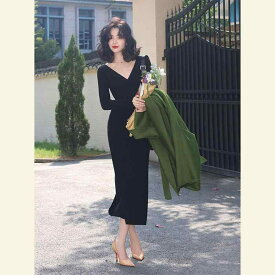 フランスの 社交 界の 女神 風の ロング スカート、 秋 冬の コート 付きの 寒くて 高級な 黒の ニット ボトム ドレス Vネック