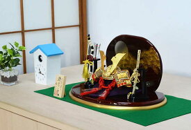【ワンランク上の兜セット】＜鎌倉の兜＞　コンパクトな月に松飾り　端午の節句　※家紋入り名前立て札とオルゴール写真たてつき