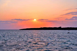 風景写真パネル 沖縄 黒島 伊古桟橋 日の出 登録文化財 空 雲 海 南の島 波 自然 癒し プレゼント ギフト 贈答品 返礼 お祝い 結婚 新築 引っ越し 誕生日 記念日 年祝い oki-005-M40