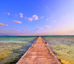 風景写真パネル 沖縄 黒島 朝日の当たる伊古桟橋 登録文化財 空 雲 海 南の島 自然 癒やし インテリア 額要らず 壁掛け 壁飾り 模様替え 雰囲気作り 風水 リビング ダイニング オフィス 玄関