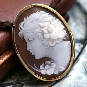 カメオブローチ&ネックレス 18金ゴールド枠 シェルカメオ 女性像の図柄 カソ氏製作 レザーネックレス付き イタリア製 カメオ アクセサリー 高級 ギフト お誕生日 プレゼントにも最