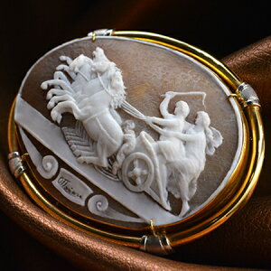 カメオブローチ 18金ゴールド&ホワイトゴールド 巨匠オッタヴィアーノ作 重厚アンティークデザイン OTTAVIANO 馬車アポロンヴィクトリー イタリア シェルカメオ アクセサリー 高級 ギフト お