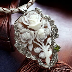 カメオブローチ&ネックレス お花 薔薇 立体的 イタリア製 巨匠ペルニーチェ作 Silver ペリドット ジルコニア デザイン枠付き シェルカメオ アクセサリー 高級 ギフト お誕生日 プレゼントに