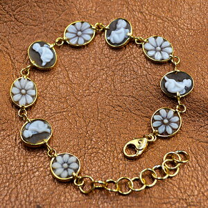 カメオブレスレット 小さなシェルカメオ9作品使用 天使/キューピッド/お花 18金ゴールド枠付き ブレスレットの長さ14.5cm-18cm調整可能 カメオ アクセサリー 高級 ギフト お誕生日 プレゼント