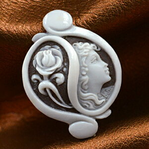 カメオ作品 女性人物像とお花 形がデザイン イタリア製 シェルカメオ 彫刻家ガリオーネ氏製作 ペンダント&ネックレス枠加工承ります カメオ アクセサリー 高級 ギフト お誕生日 プレゼン