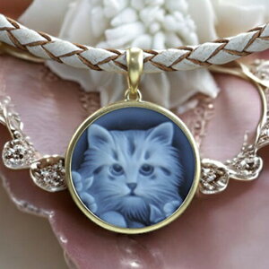 カメオネックレス 可愛いネコちゃん  k18枠付きのカメオペンダント ダークブルー 丸形 ドイツ製 18金ゴールド ストンカメオ レザーネックレス付き カメオ アクセサリー 高級 ギ