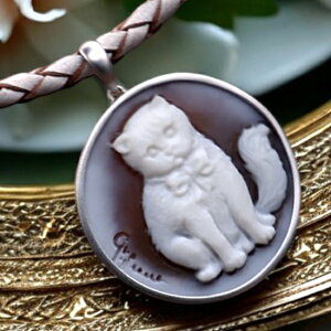 カメオネックレス製品 18金ホワイトゴールド枠 猫 ネコちゃん ガリオーネ作 立体彫刻のカメオ作品 イタリア製カメオ カメオペンダントトップ製品 アクセサリー 高級 ギフト お誕生日 プレ