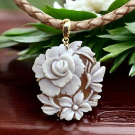 カメオネックレス お花 K18ペンダントバチカン付き ロマーノ作 立体的お花カメオペンダント レザーネックレス付き　カメオ アクセサリー 高級 ギフト お誕生日 プレゼントに!! 品質保証書/カメオ作家保証書付き カメオデザイン手提袋付き 送料無料