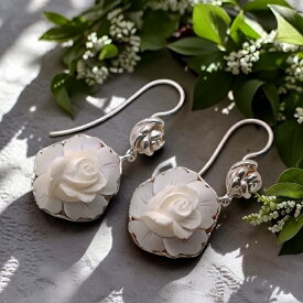 カメオ ピアス お花 ロマーノ作 立体的お花カメオ 薔薇 Silver枠付き イタリア製　カメオ アクセサリー 高級 ギフト お誕生日 プレゼントに!! 品質保証書/カメオ作家保証書付き カメオデザイン手提袋付き 送料無料