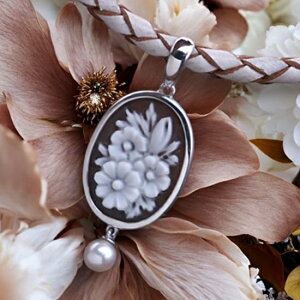 カメオペンダント&ネックレス 18金ホワイトゴールド枠 お花デザイン 本真珠パール付き シェルカメオ バルザーノ作 レザーネックレス付 カメオ アクセサリー 高級 ギフト お誕生日 プレゼ