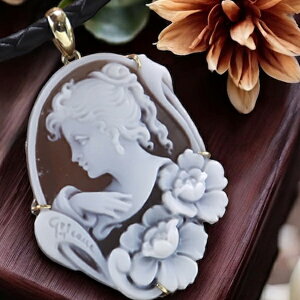 カメオネックレス製品 18金ゴールド枠 女性像とお花の図柄のカメオ ガリオーネ作 カメオの形がデザイン イタリア製カメオ 大きめのカメオペンダント カメオ アクセサリー 高級 ギフト お誕