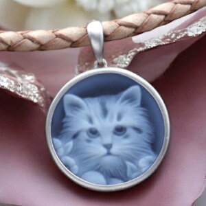 カメオネックレス 可愛いネコちゃん k18WG枠付きのカメオペンダント ダークブルー 丸形 ドイツ製 18金ホワイトゴールド ストンカメオ レザーネックレス付き カメオ アクセサリー 高級 ギフト